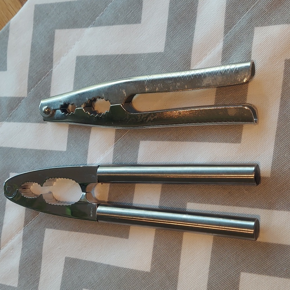 * Nutcrackers Walnut, Seafood Crab Plier, set of 2, Like New